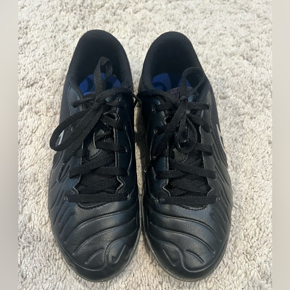 Boys Black Nike Indoor Soccer Shoes size 2.5